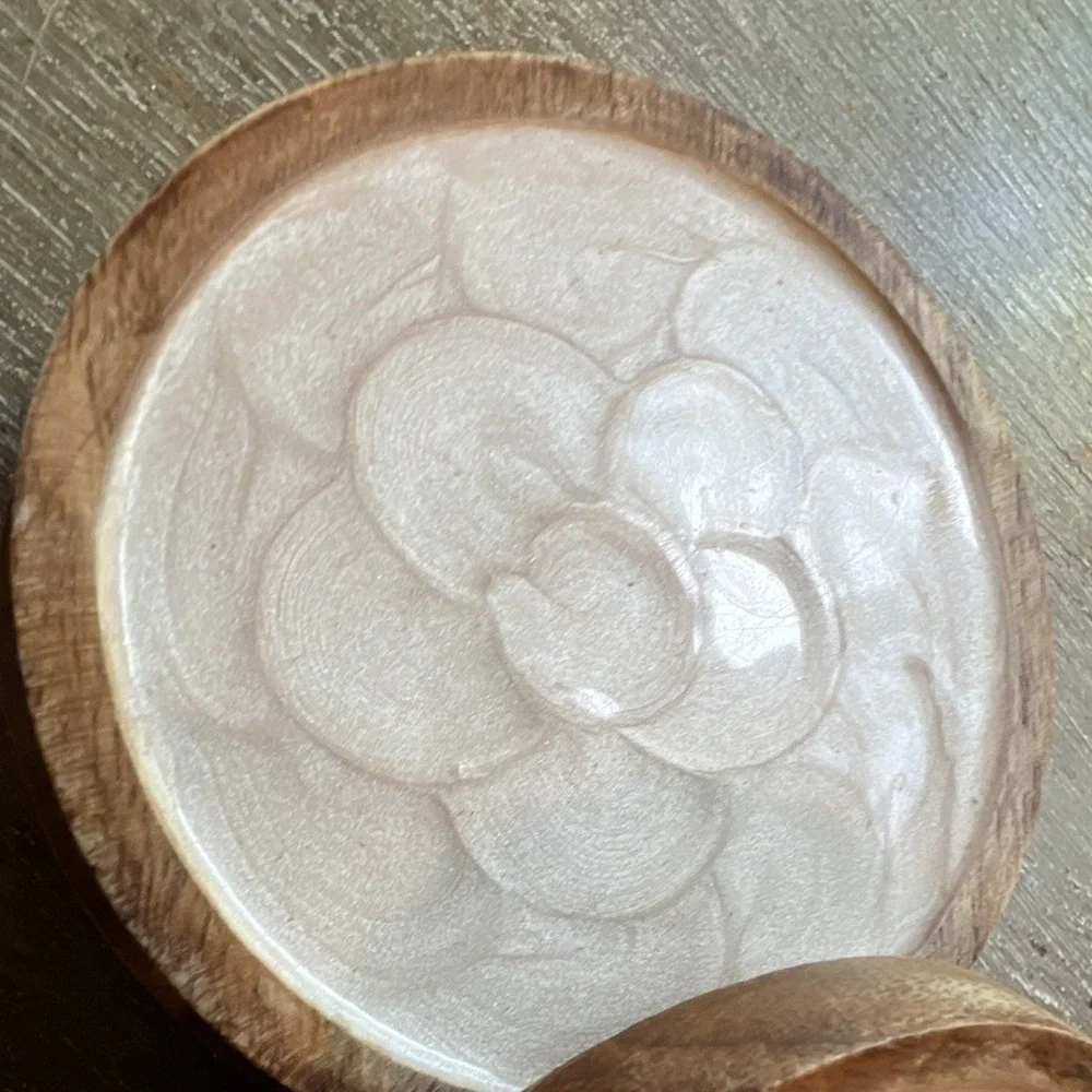 Set of 4 Round Wood & Resin Coasters with Beige Floral Design, Medium Brown
